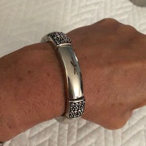 Silver tone stretch bracelet